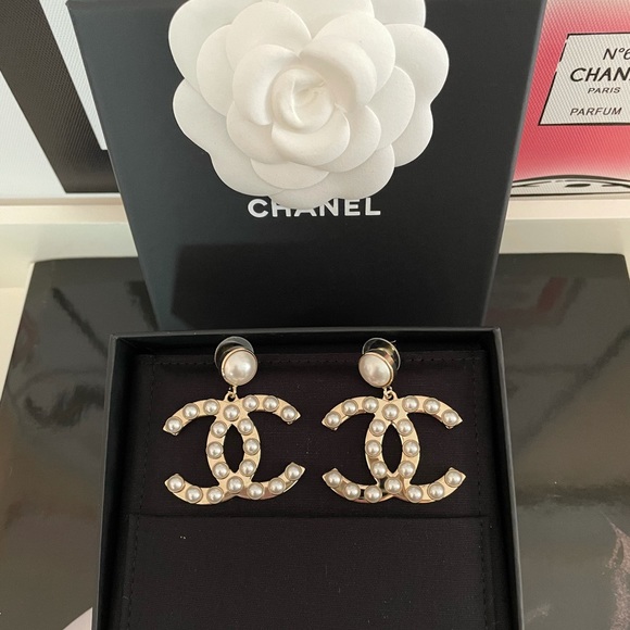 CHANEL Jewelry - ✨Chanel Earrings 21S XL Gold Pearl Large✨